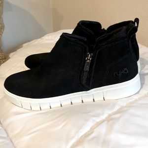 Size 10 wide Ryka Hensley black suede bootie sneaker